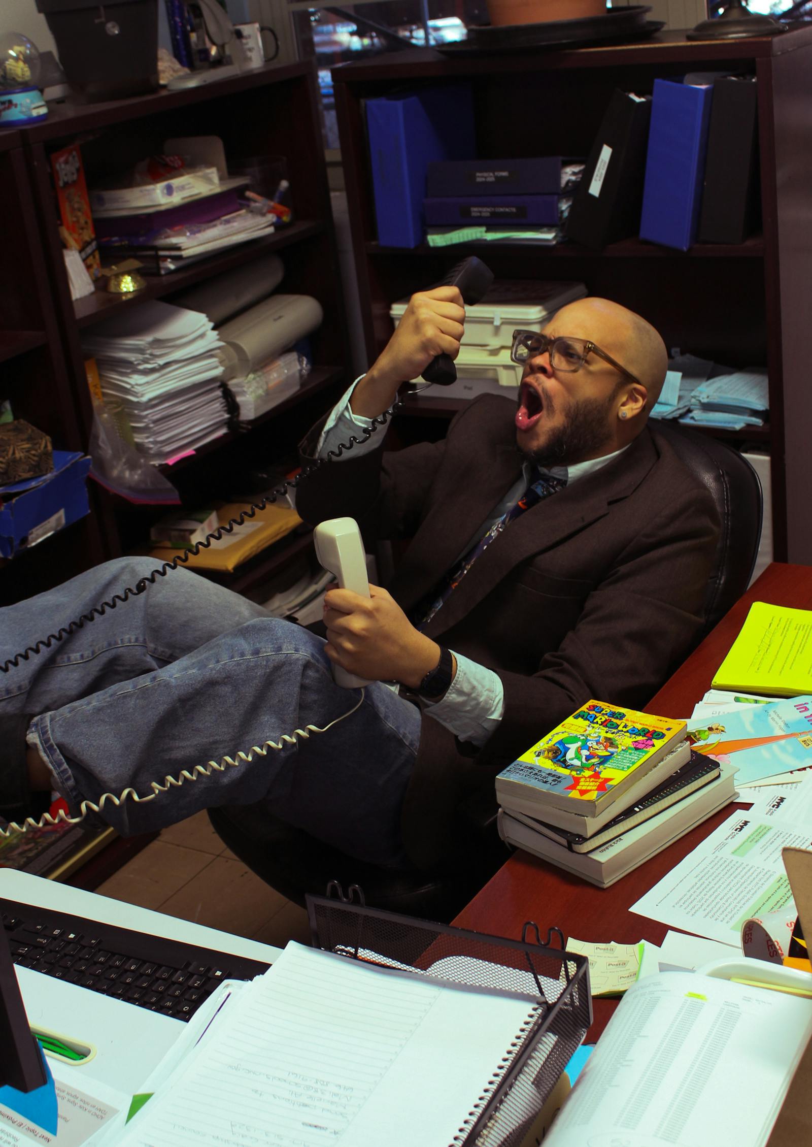 Persona stressata al telefono